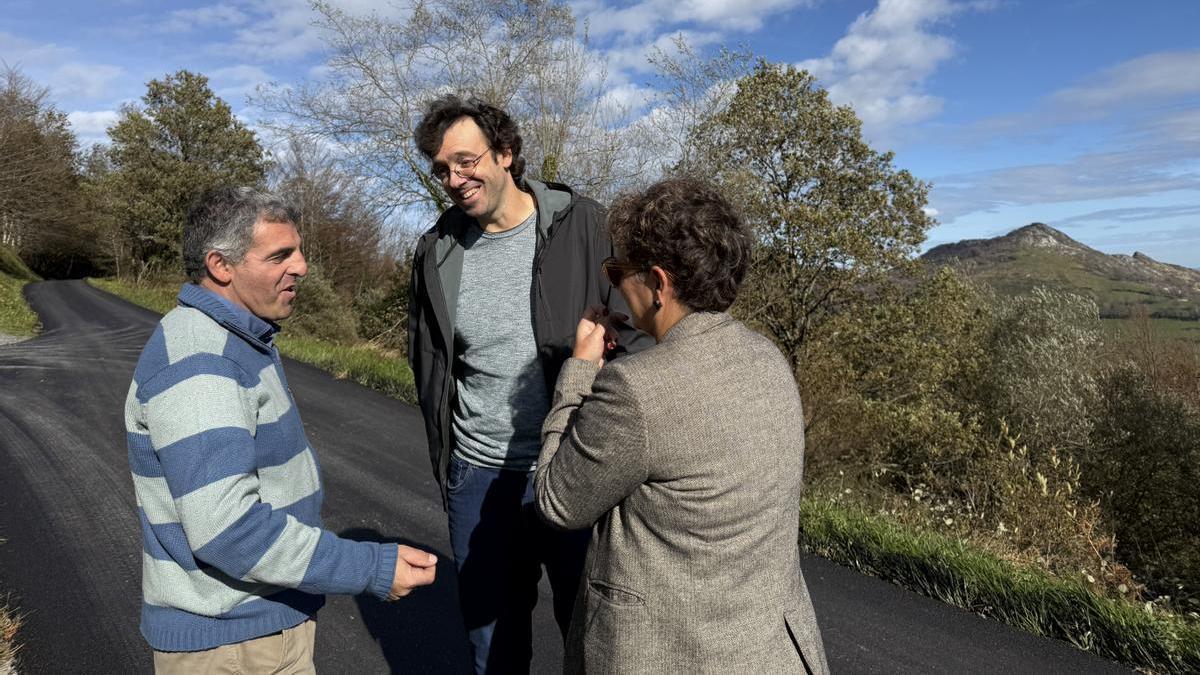 Los alcaldes de Azkoitia y Mendaro visitaron las obras de mejora de la carretera entre Otarre y Atxuri.
