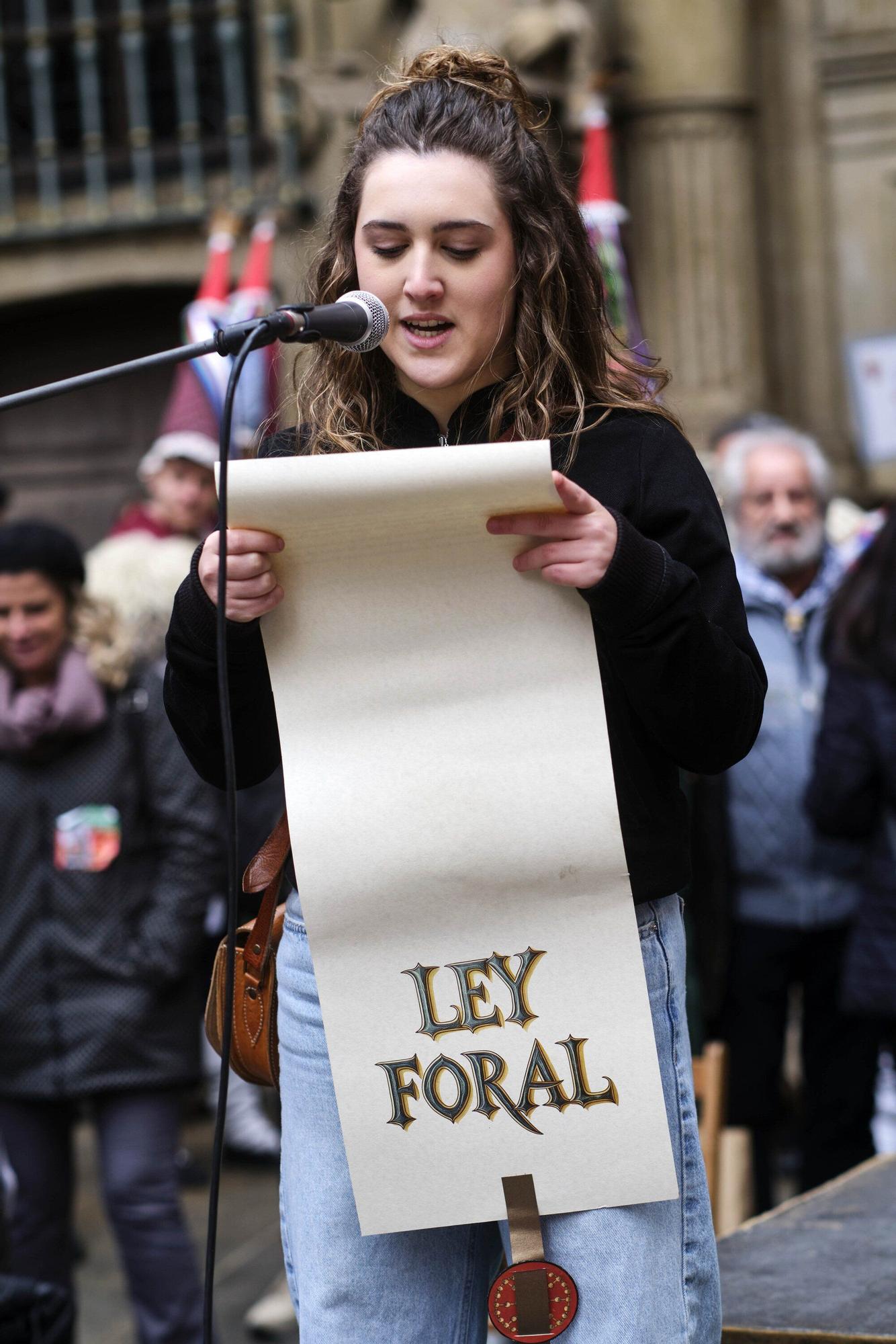 Fotos del homenaje a la estatua que corona el monumento que se erigió hace más de 100 años recordando la lucha popular en el Día de Navarra