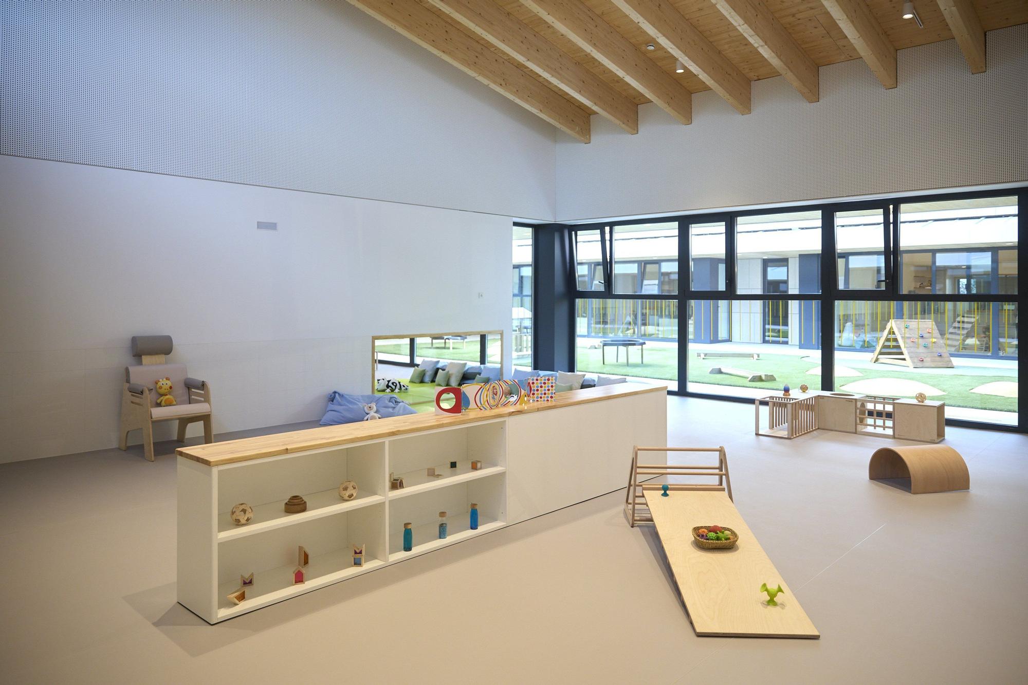 Fotos de la visita de María Chivite a la nueva Escuela Infantil de Erripagaña