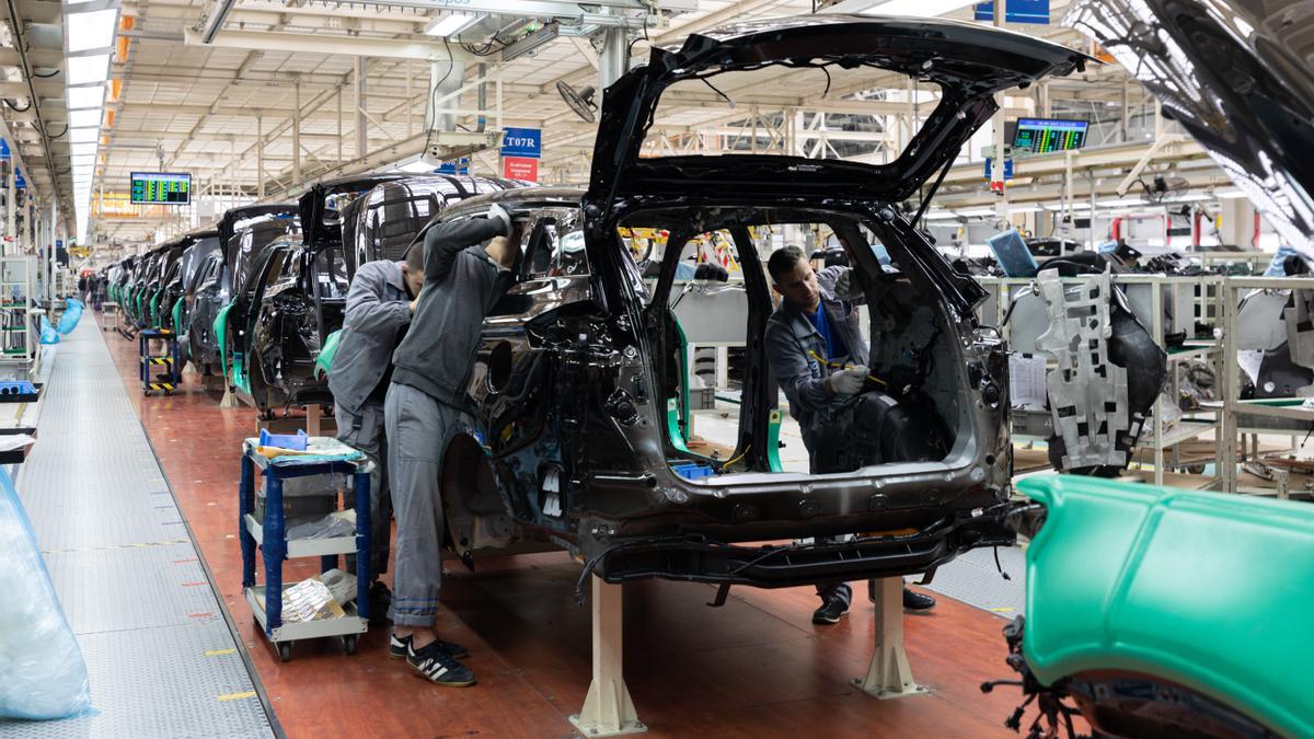 Cadena de montaje en una fábrica de automóviles en Alemania.