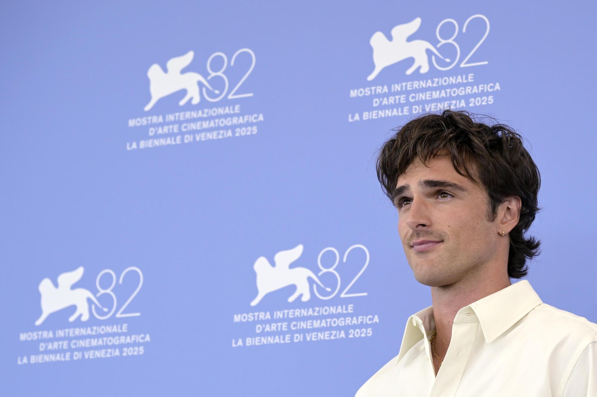 En fotos: el paseo triunfal de Jacob Elordi por la alfombra roja de Venecia