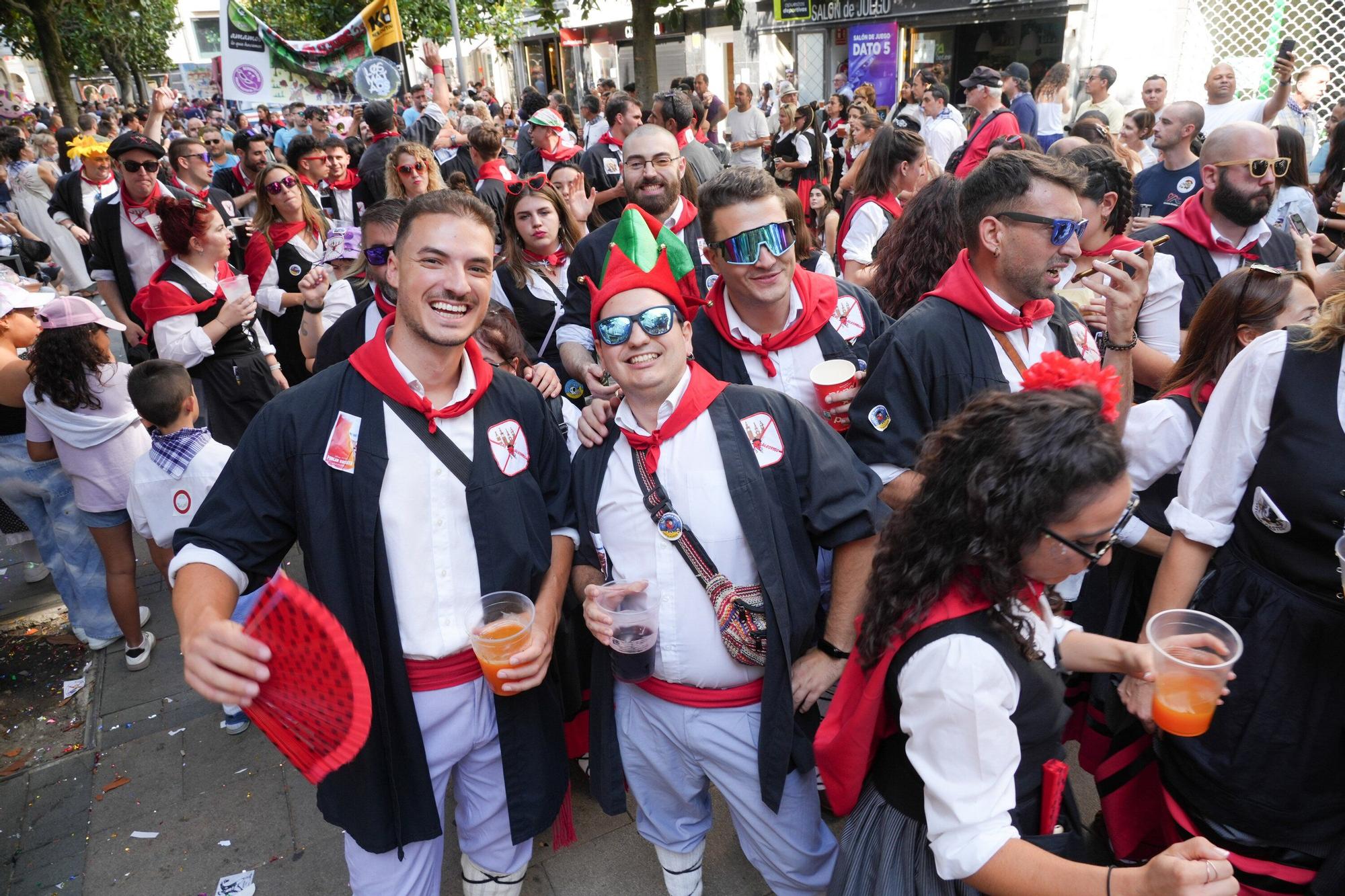En imágenes: Blusas y neskas desfilan en el primer paseíllo