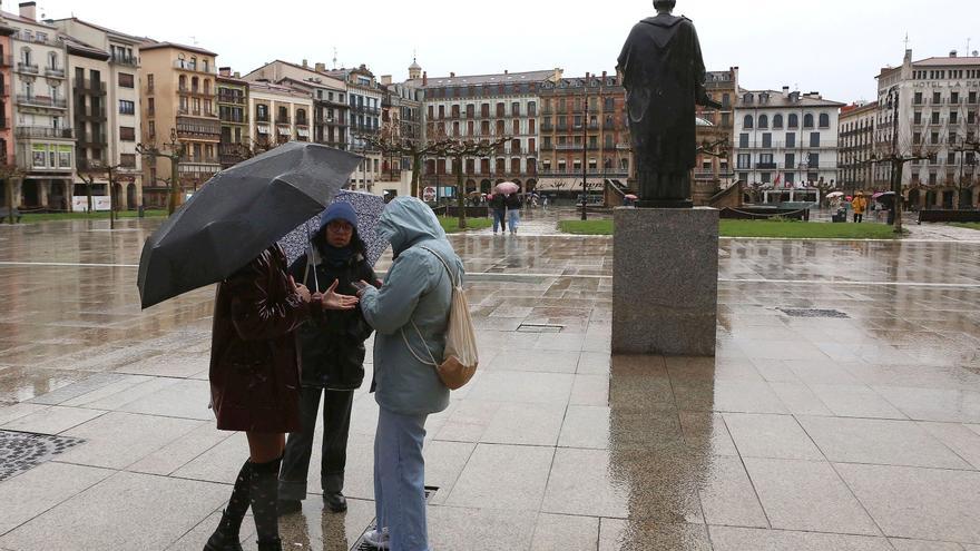 Cambio brusco en Navarra: vuelve la lluvia y la nieve aparece a 900 metros