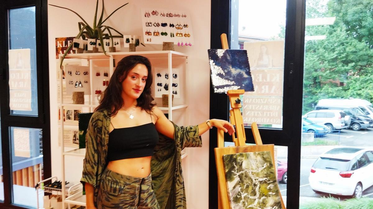 Kleo Arai Azpiazu, en su lugar de trabajo