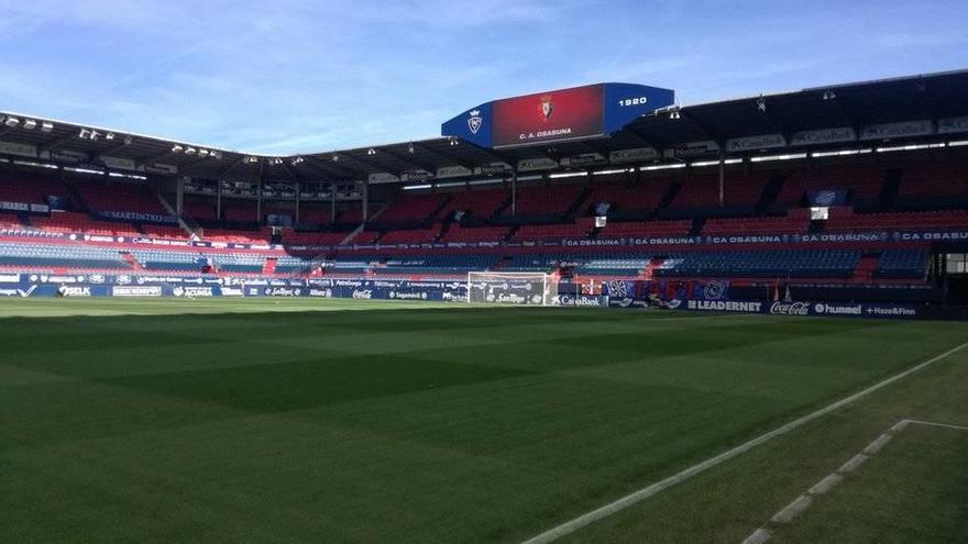 El Sadar, a punto para recibir a jugadores y aficionados en el primer partido en casa de Osasuna.