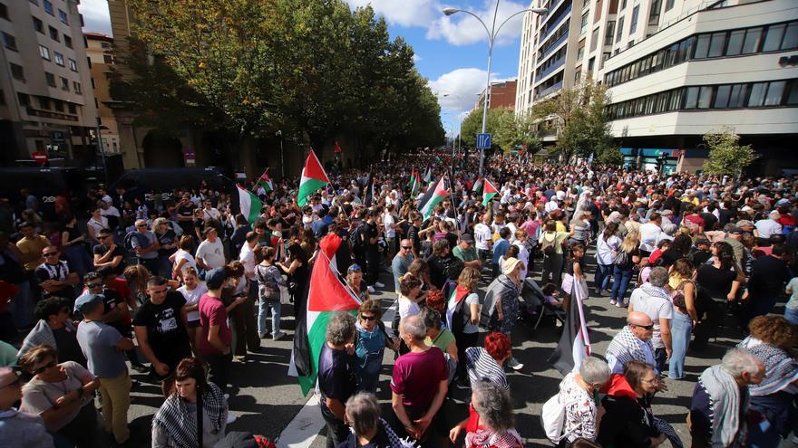 En imágenes | Miles de personas de toda Euskal Herria protestan en Iruñea contra el genocidio en Gaza