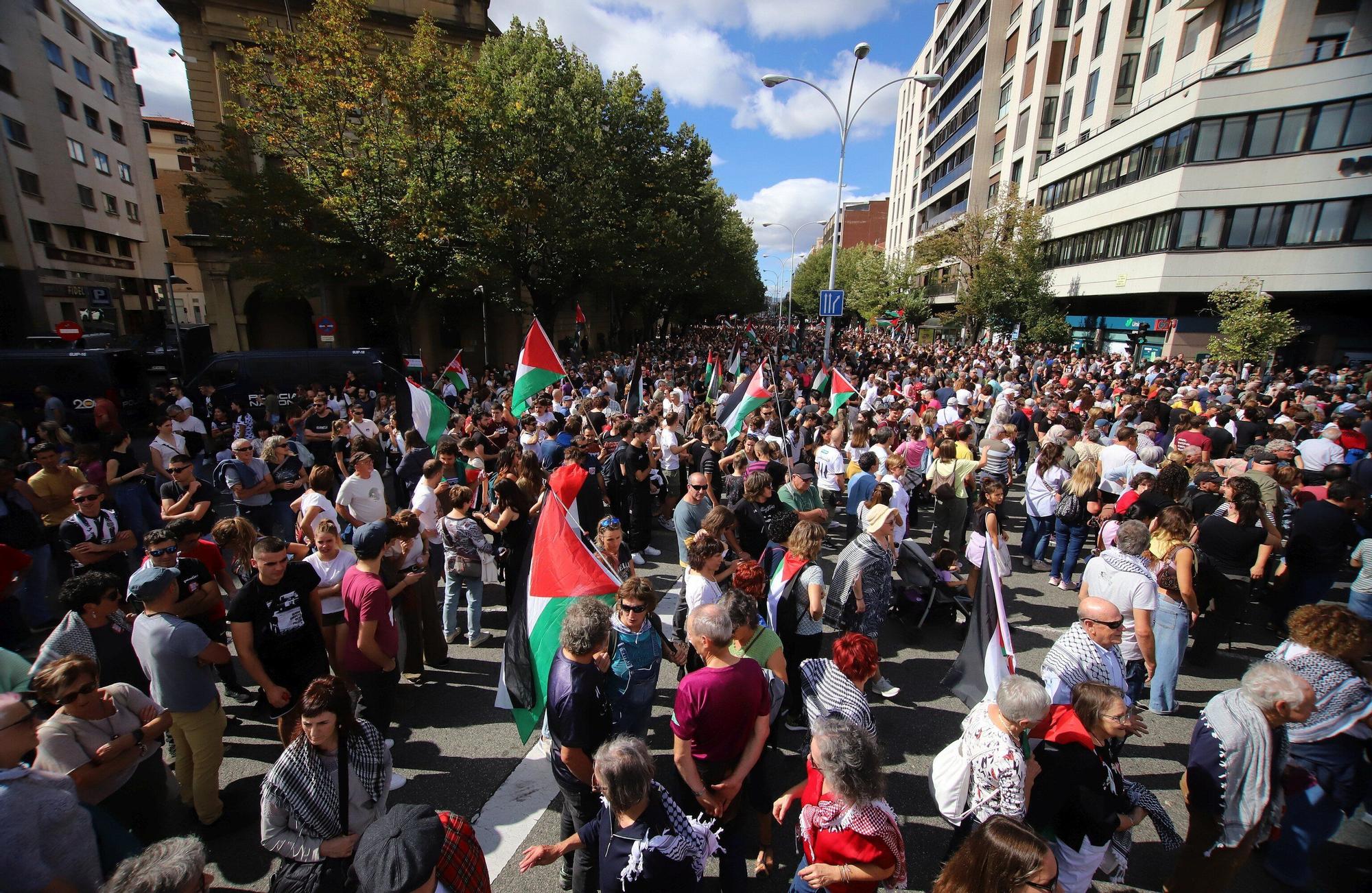 Miles de personas de toda Euskal Herria protestan en Iruñea contra el genocidio en Gaza
