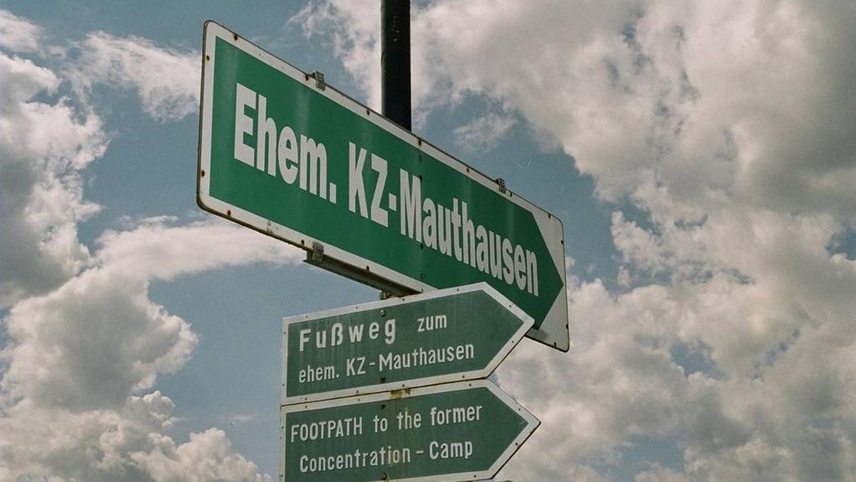 Carteles en las proximidades del campo de concentración de Mauthausen.