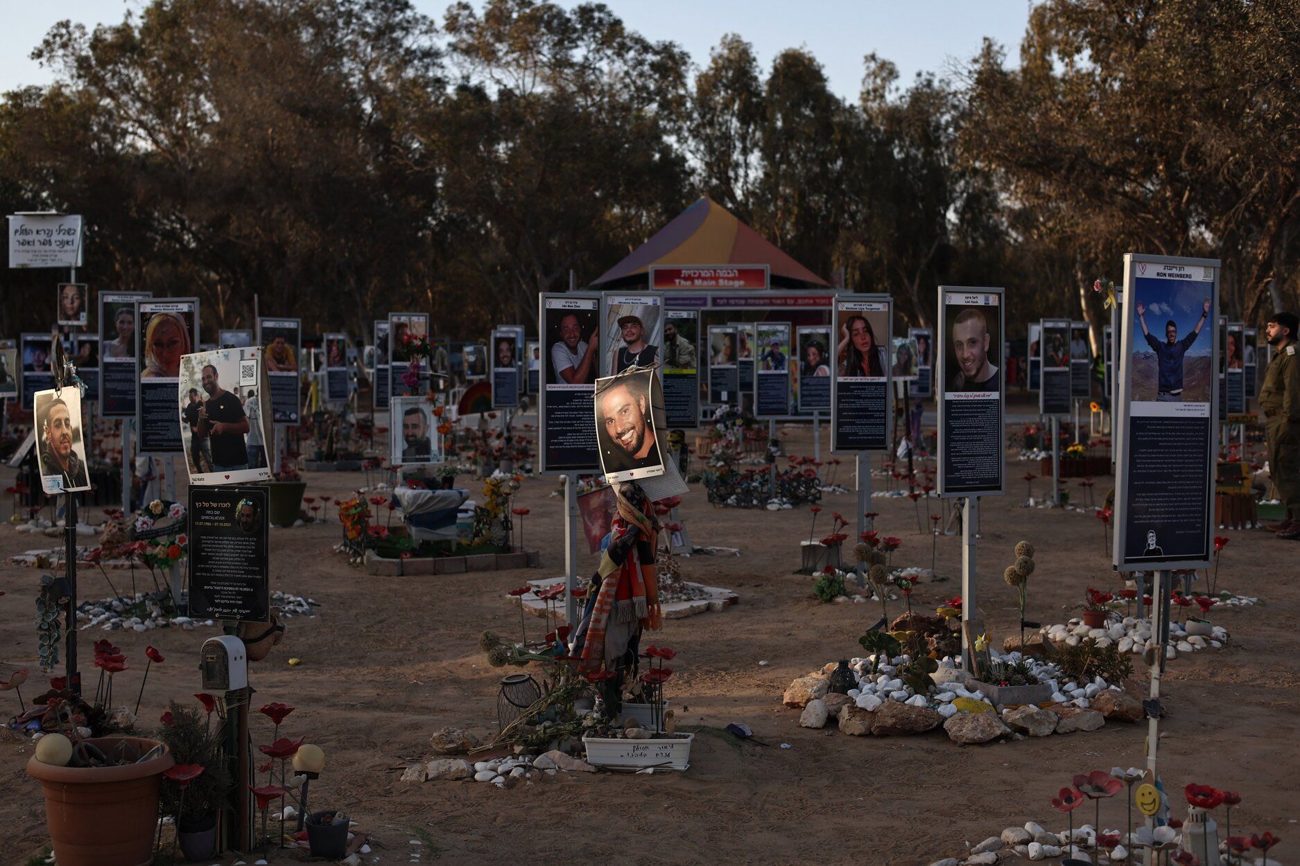 Familias israelíes visitan los monumentos conmemorativos en el recinto del festival de música Nova