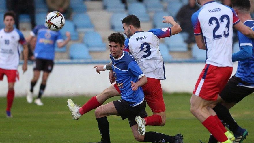 Acción del derbi navarro de ayer en Tafalla entre la Peña Sport y la Mutilvera.