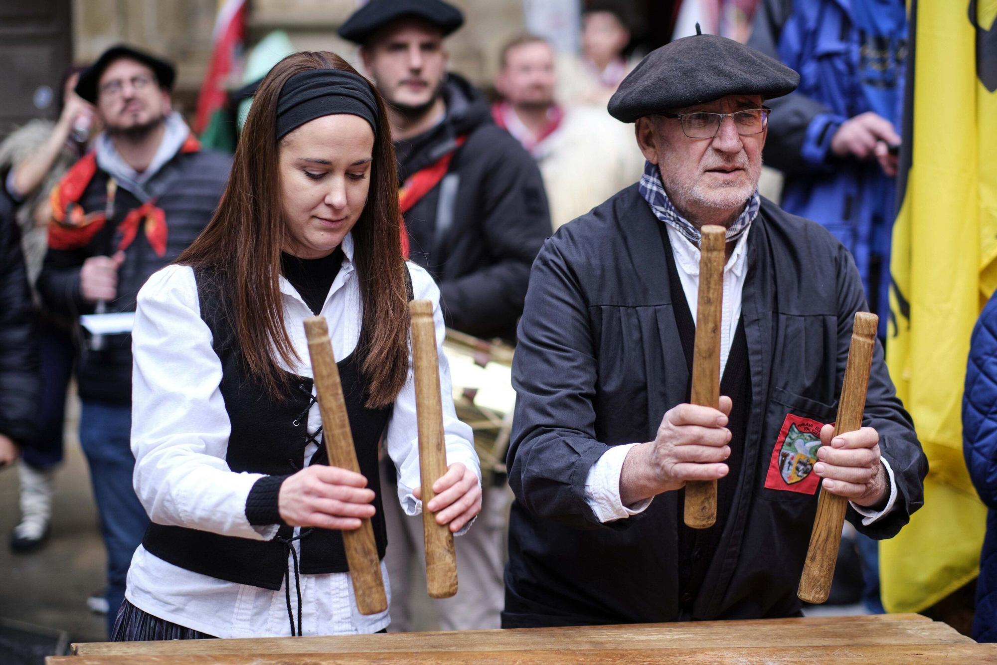Fotos del homenaje a la estatua que corona el monumento que se erigió hace más de 100 años recordando la lucha popular en el Día de Navarra
