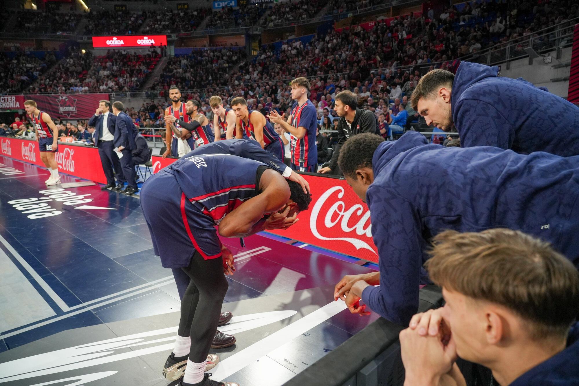 Todas las imágenes del Baskonia - Olympiacos en el Buesa Arena