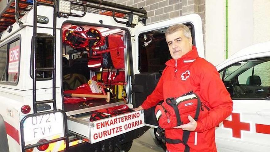 Juan Carlos Fernández, con un vehículo del equipo de respuesta inmediata en emergencias, en la base del polígono de Arangoiti. Foto: E. Castresana