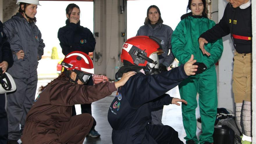 Avivando la llama de la futura generación de bomberas
