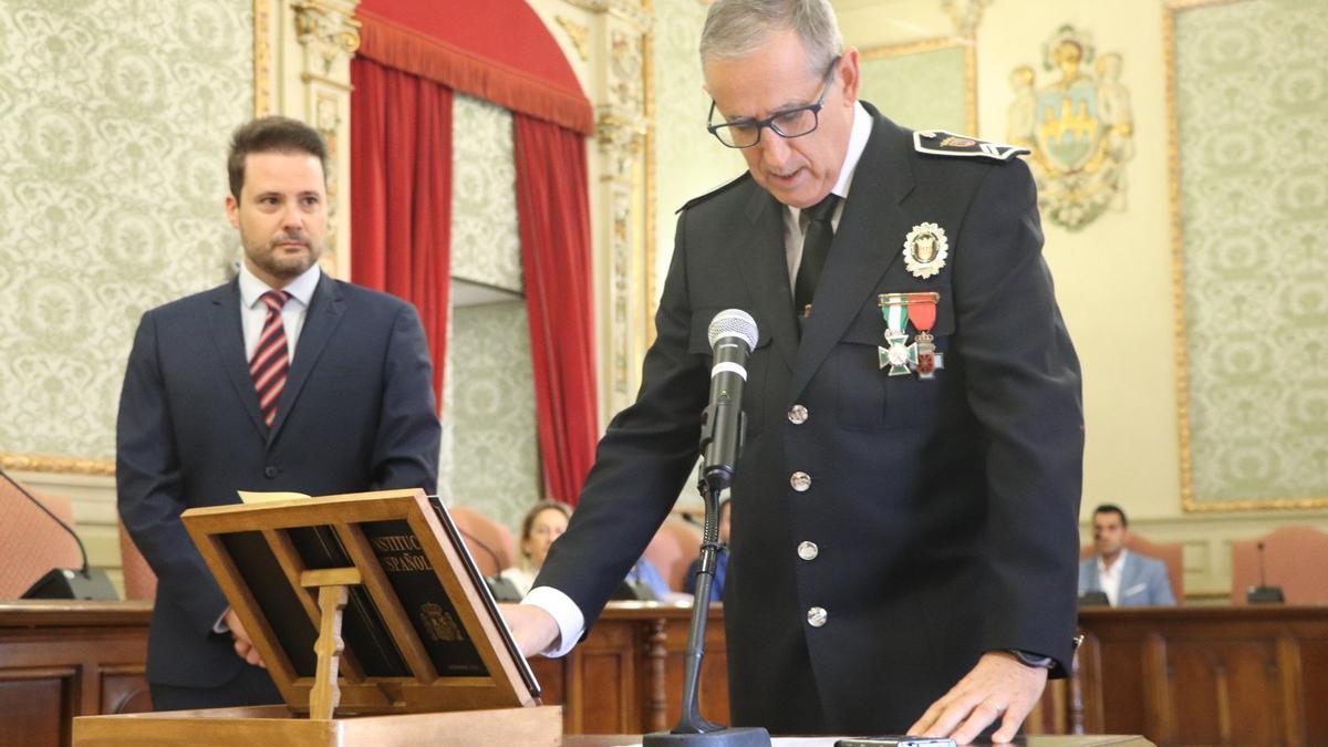 Juan Cruz Ruiz, en la imagen junto al alcalde Alejandro Toquero, ha pasado 41 años en el cuerpo de la Policía Municipal de Tudela.