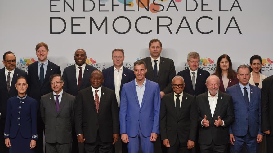 Sánchez llama a los progresistas a defender la democracia ante quienes "hacen normal el uso de la fuerza"