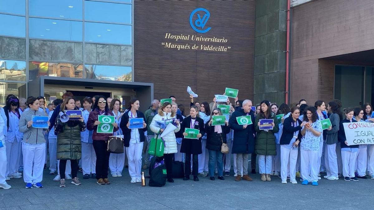 Más de 50 enfermeras se concentran en el hosputal de Valdecilla, en Santander, para exigir un reconocimiento y respeto profesional.