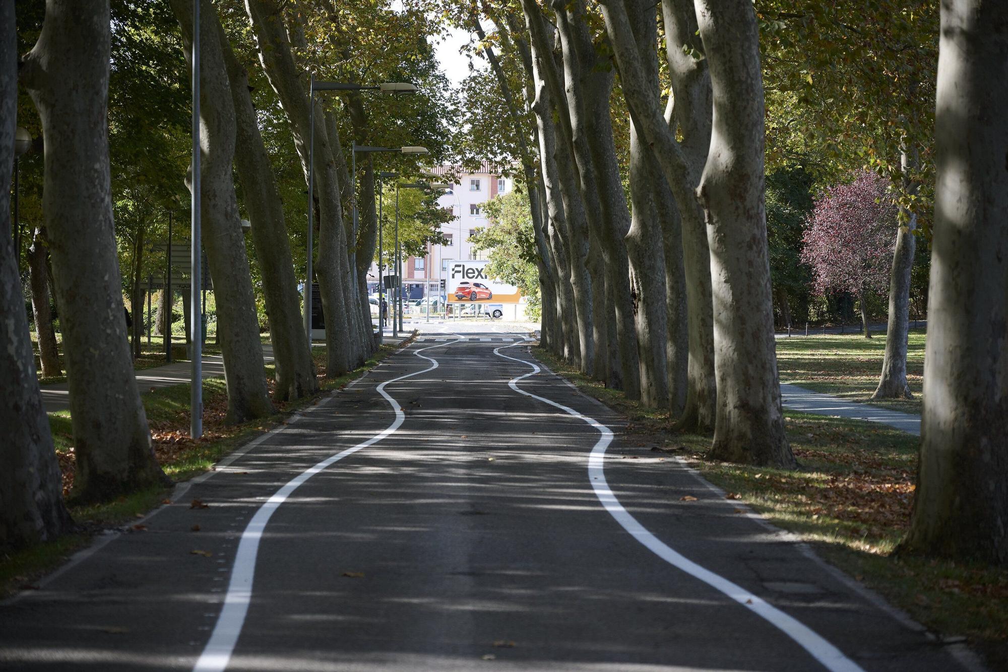 Fotos de las líneas serpenteantes de la carretera de la Universidad de Navarra