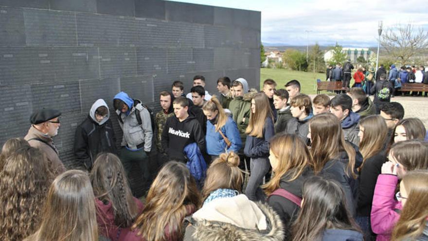 Benito Salvatierra fue el encargado de narrar lo sucedido a los estudiantes frente al muro. Benito Salvatierra fue el encargado de narrar lo sucedido a los estudiantes frente al muro.