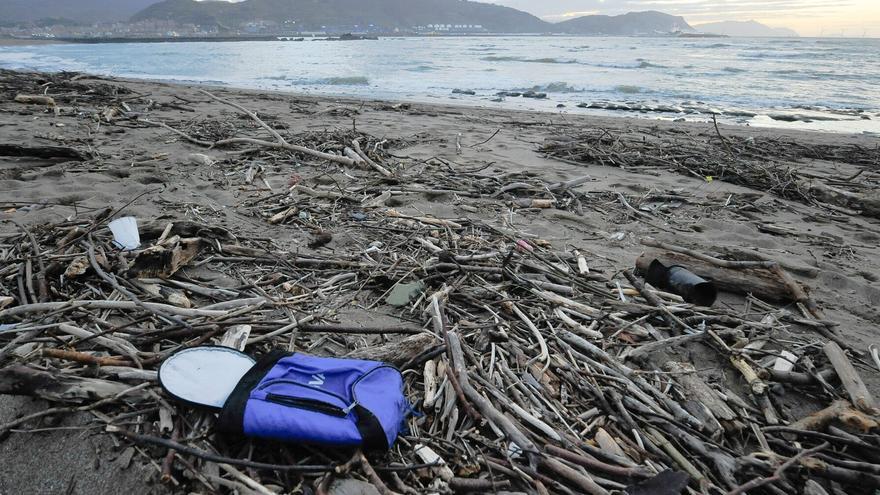 Las borrascas devuelven a las playas todos los plásticos y basura tirados en el mar
