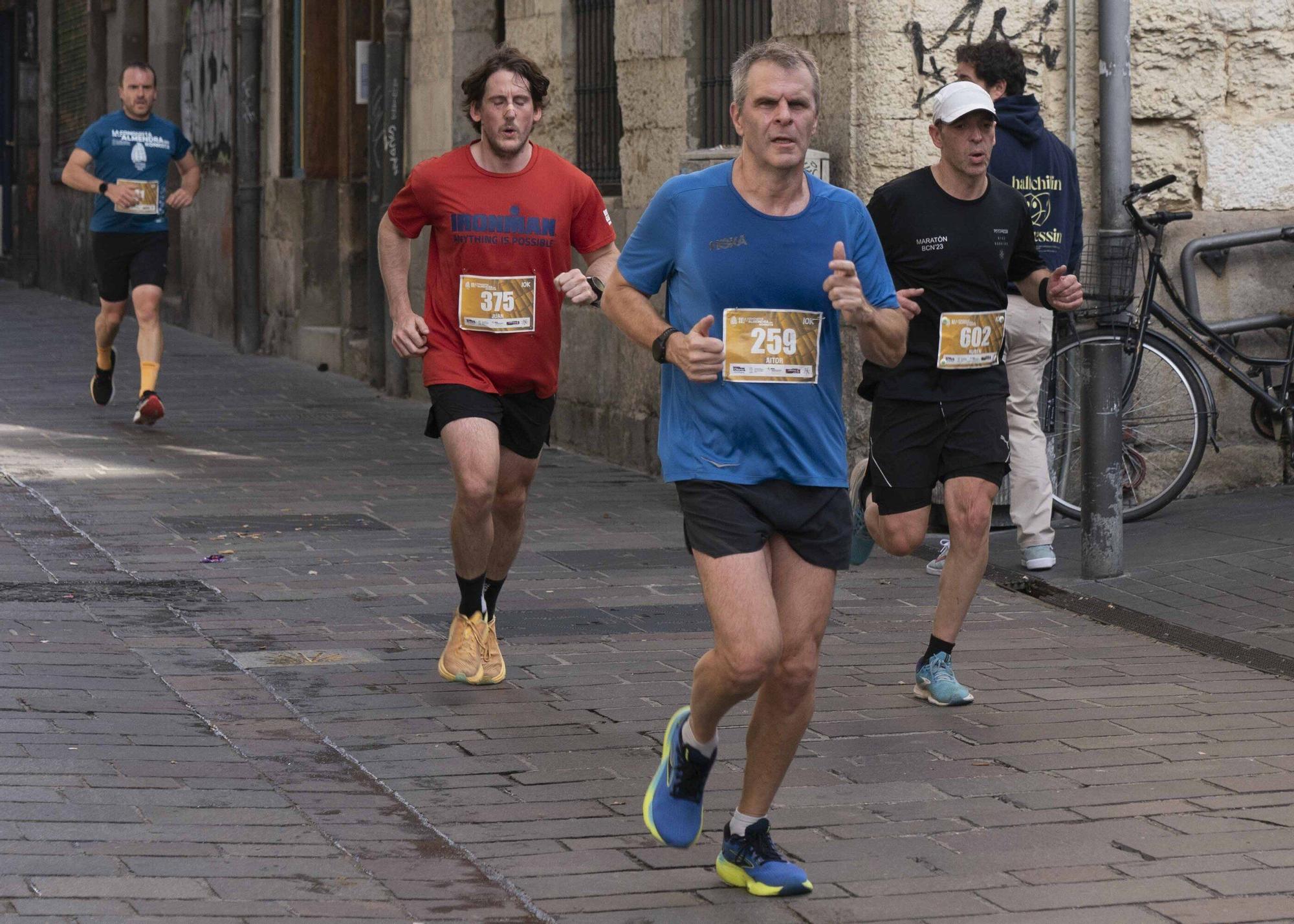 En imágenes: Un millar de corredores atraviesan la almendra