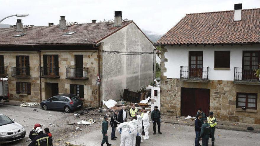 La avioneta terminó completamente destrozada y empotrada contra un tractor que estaba aparcado en un terreno particular.