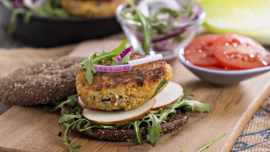 Menú: ensalada malagueña, hamburguesa de berza y manzana rellena de helado