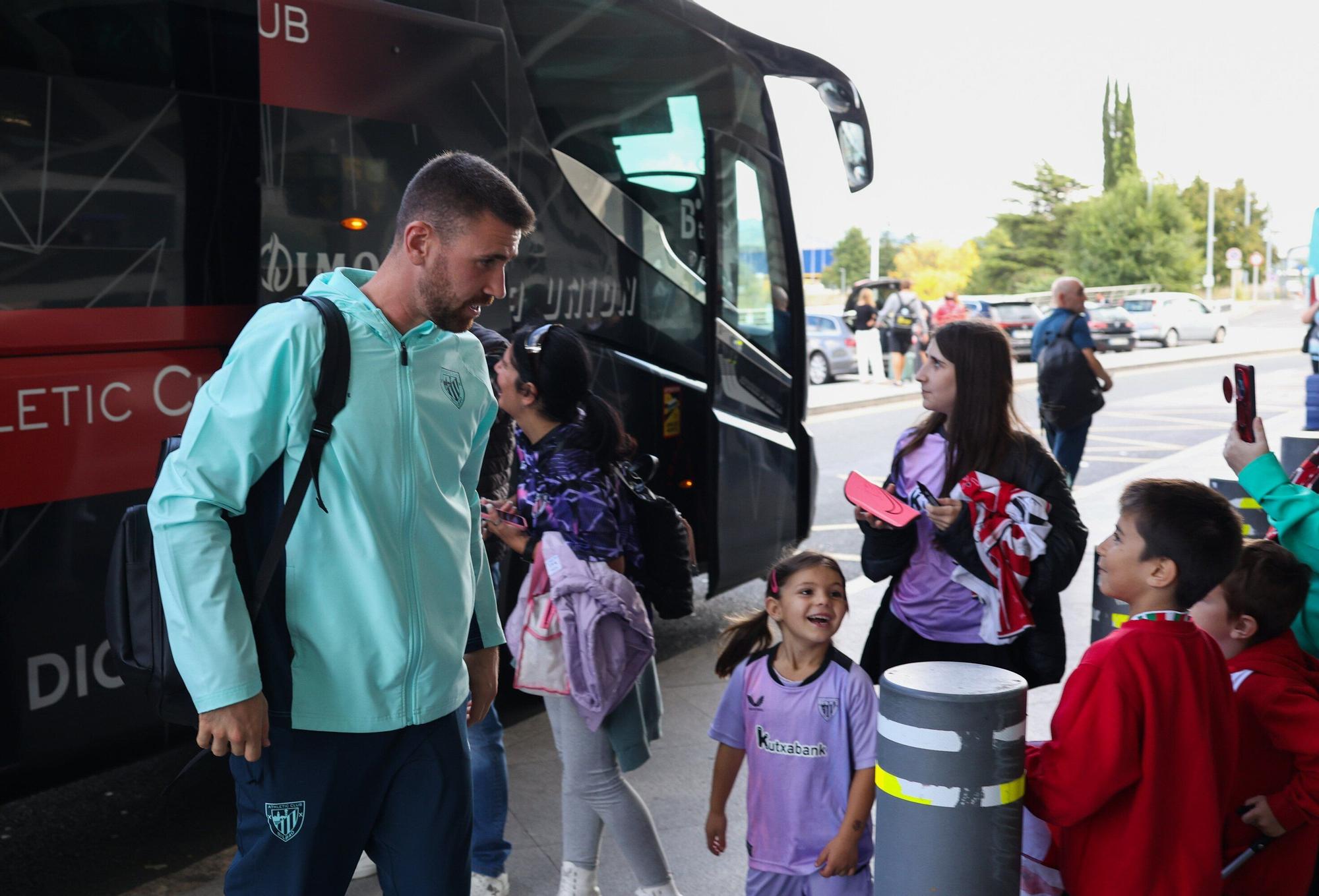 Aficionados del Athletic en el aeropuerto de Bilbao antes de viajar a Dortmund
