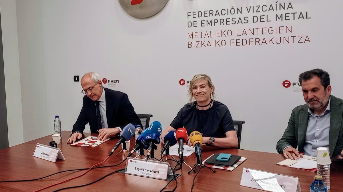 Adolfo Rey, Begoña San Miguel y Alex Omaetebarria, ayer en Bilbao.
