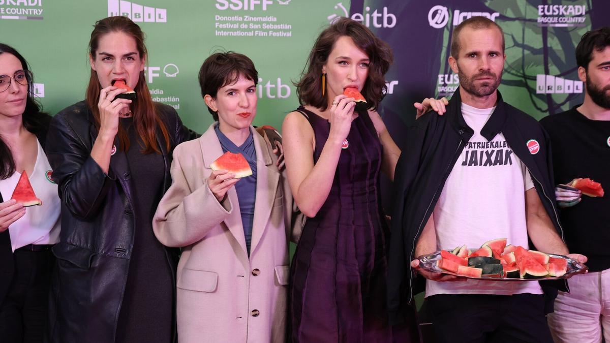 Irati Gorostidi (3ª por la izquierda), comiendo sandía con su equipo a la entrada de la Gala de Cine Vasco, en claro apoyo a Palestina.