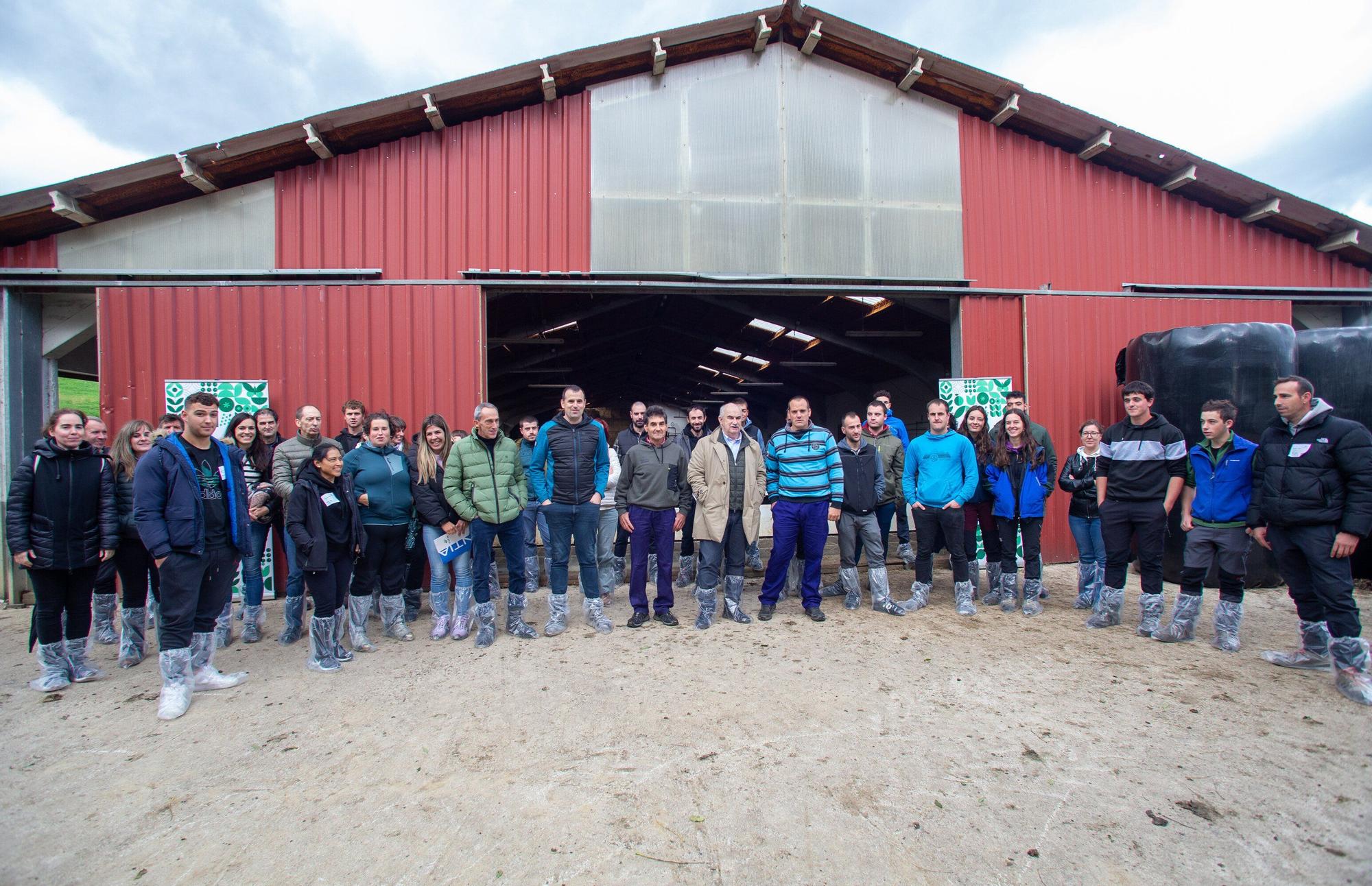 Fotos de la visita a la explotación ganadera de un joven que acaba de instalarse en Gaintza, en el valle de Araitz