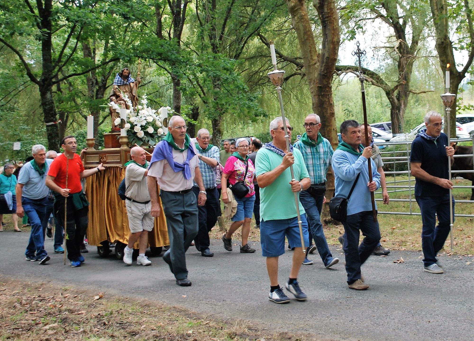 La Cofradía de la Santa Vera Cruz es la encargada de trasladar al patrón San Roque de su ermita al centro urbano y viceversa durante las fiestas de Amurrio