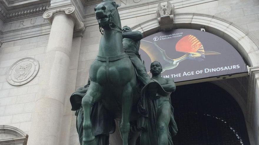 Estatua de Theodore Roosevelt en la entrada del Museo de Historia Natural de Nueva York