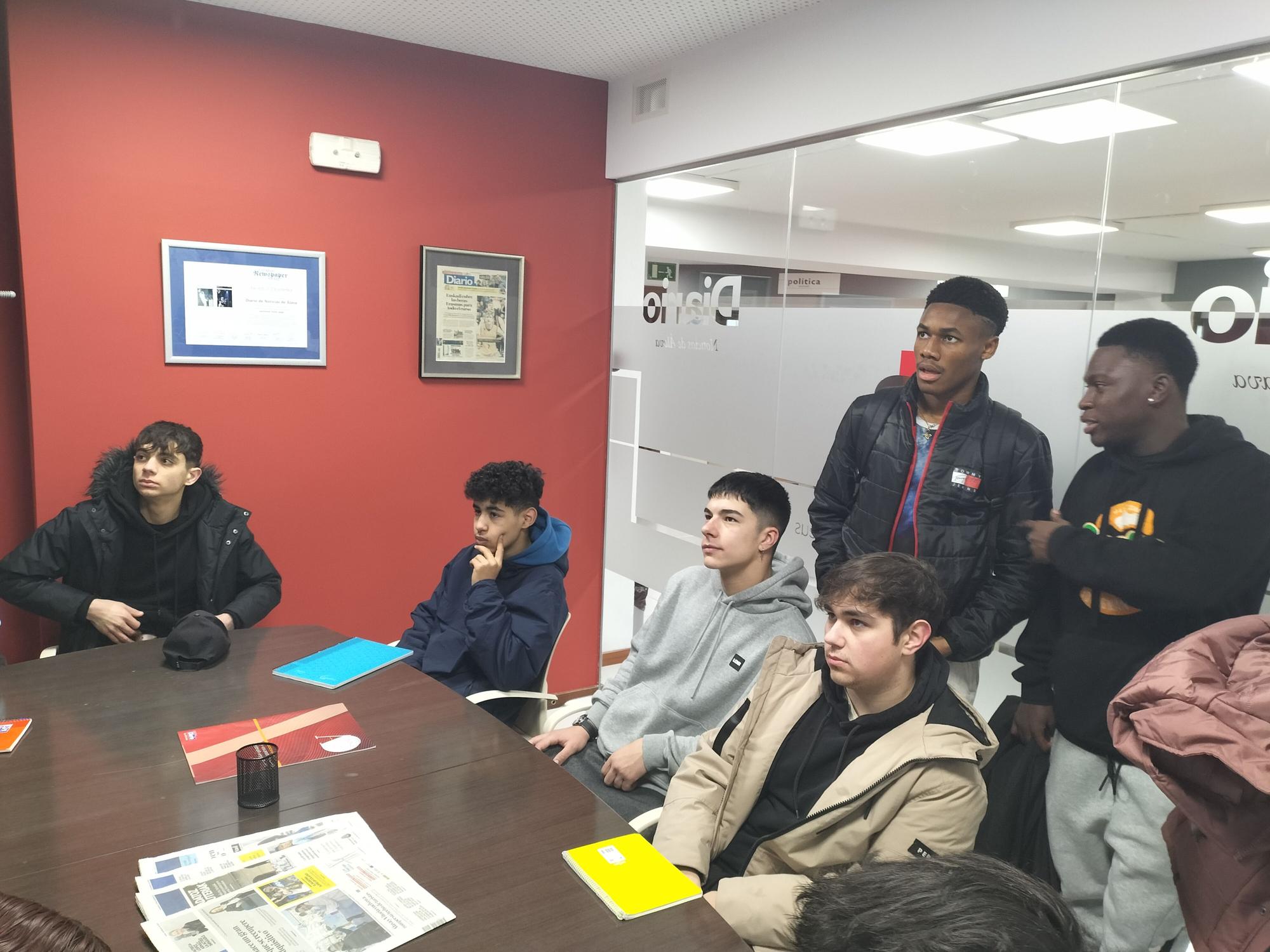 En imágenes: Los alumnos de 2° de mecánica de EPA El Carmen visitan Diario de Noticias de Álava