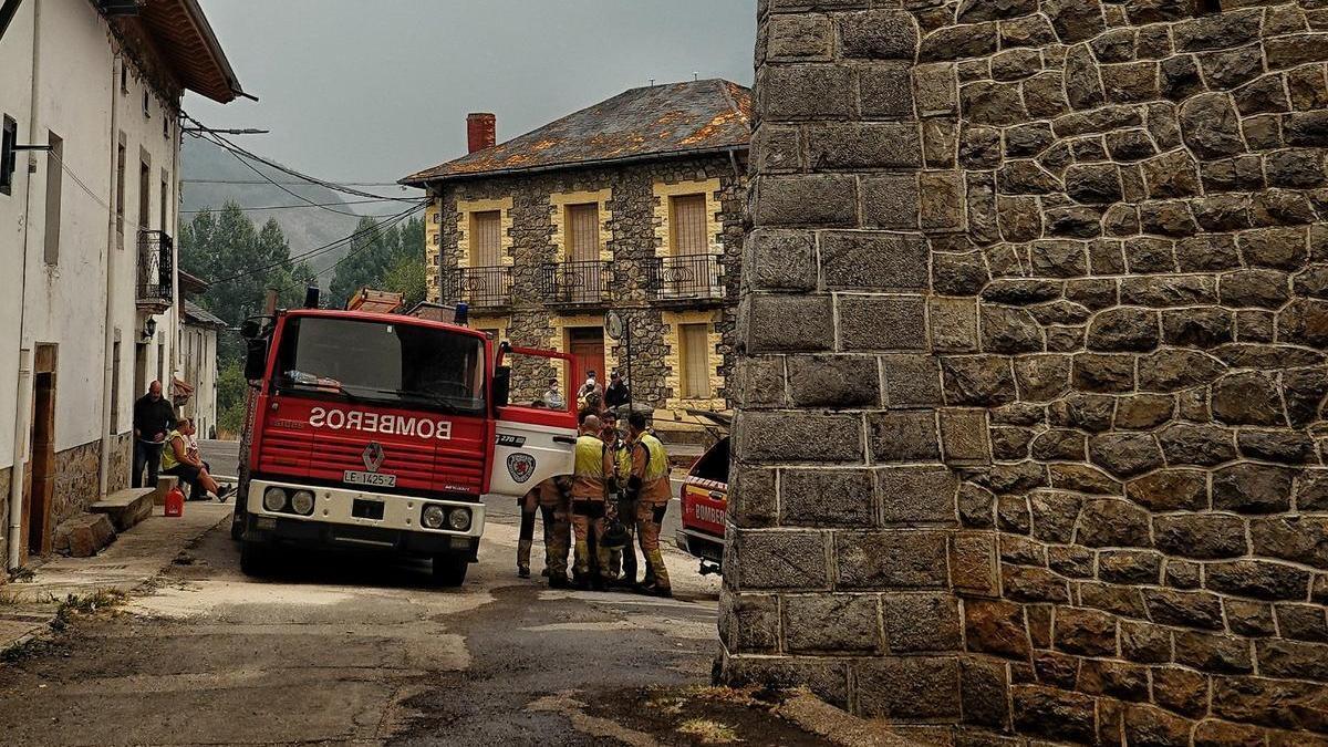 Varios bomberos trabajan en las labores de extinción del incendio en el entorno de los Picos de Europa, en Tierra de la Riena, León.
