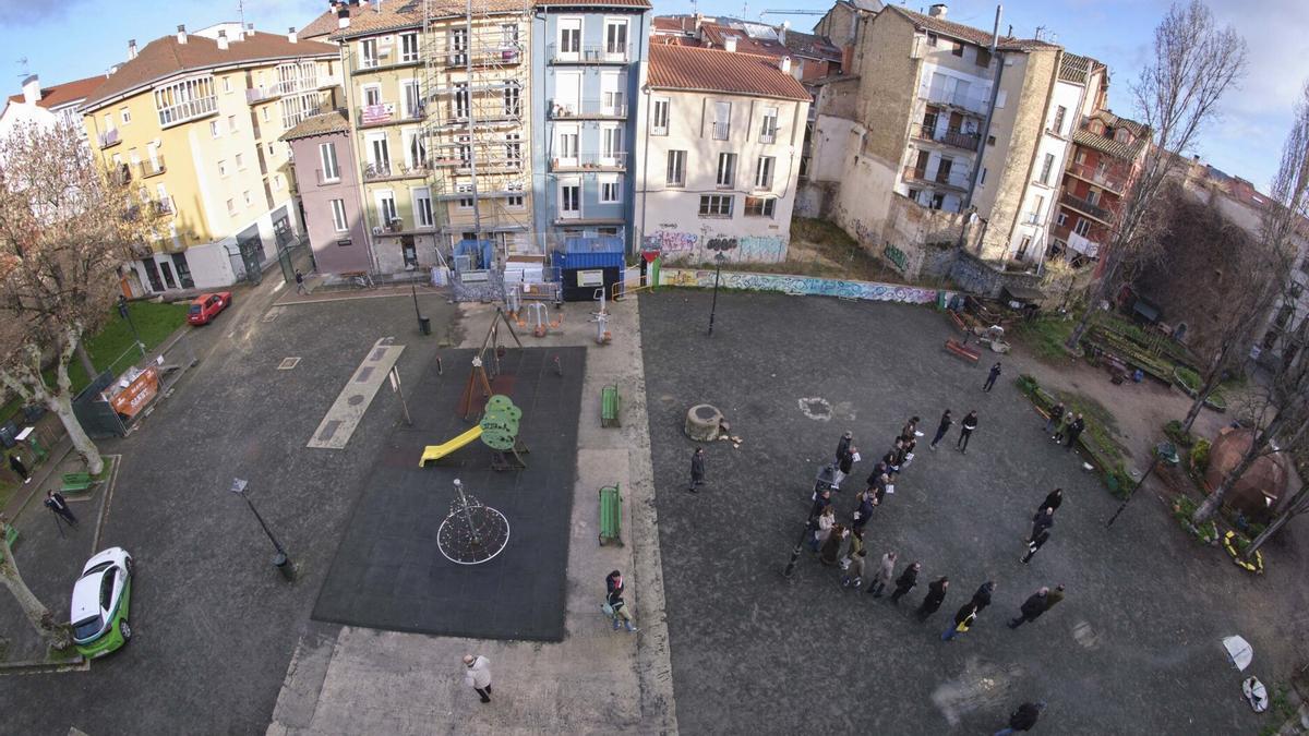 Visita de los miembros de la Comisión de Urbanismo a la plaza de Santa Ana en febrero de este año.