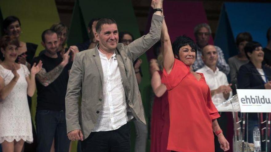 Arnaldo Otegi, coordinador general de Eh Bildu, y Maddalen Iriarte, portavoz en el Parlamento Vasco