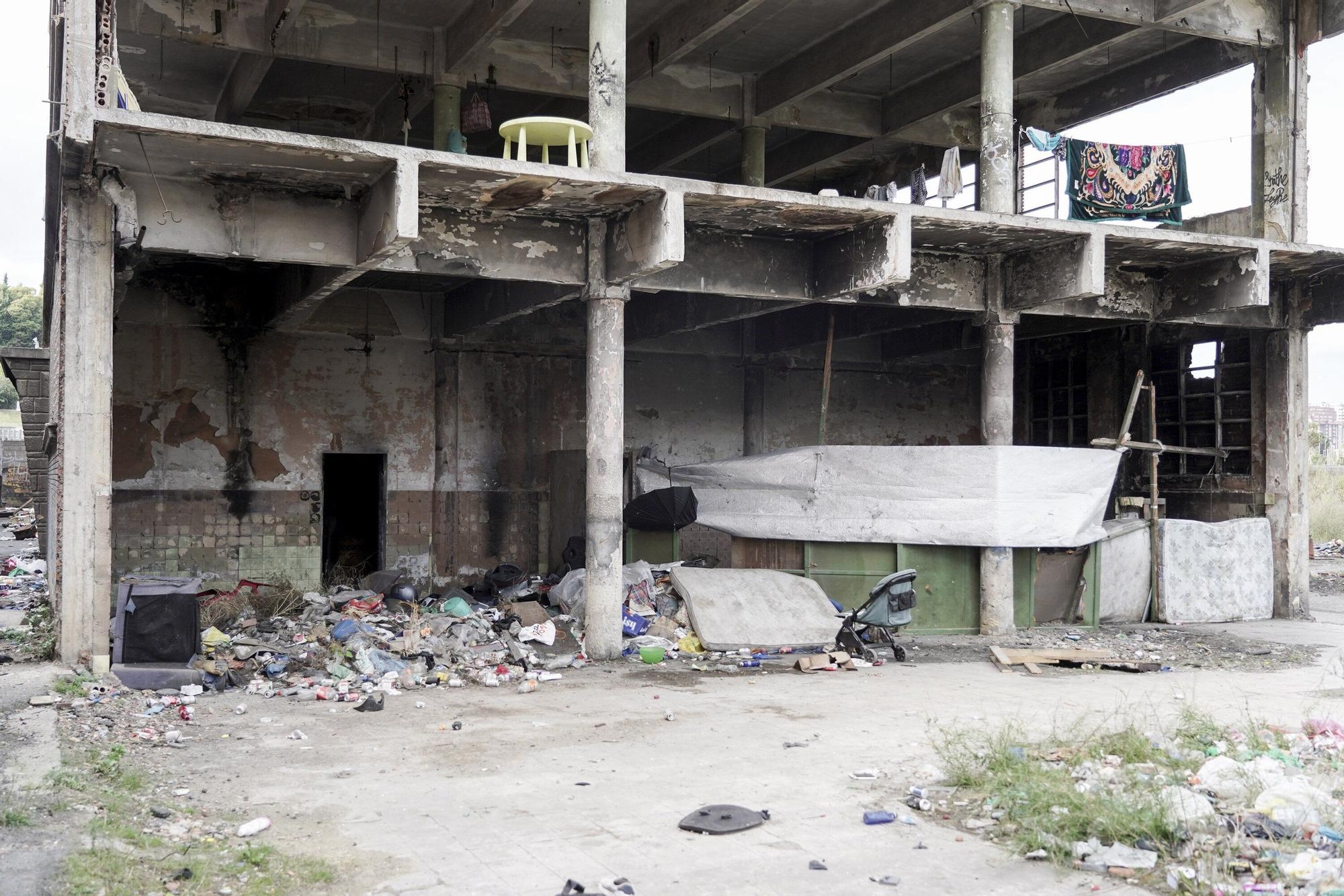 En imágenes: así viven 150 personas en dos pabellones en ruinas en Zorrotzaurra