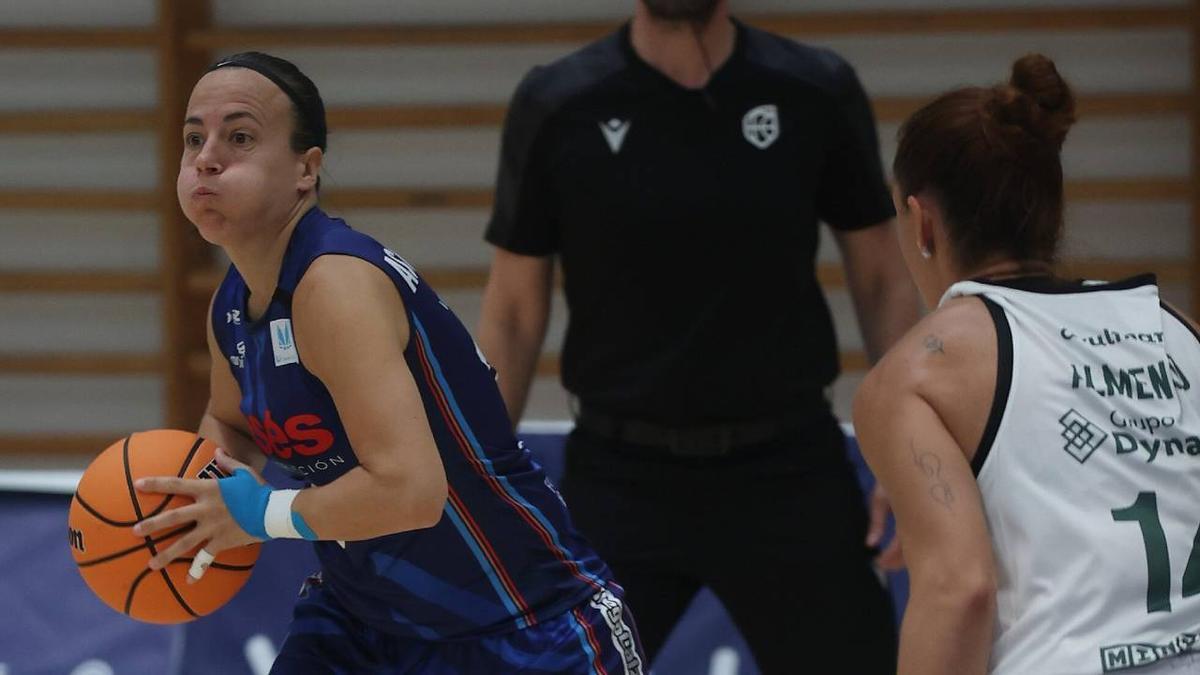 María Asurmendi, conel balón en la mano, en la primera jornada de liga el pasado 27 de septiembre.