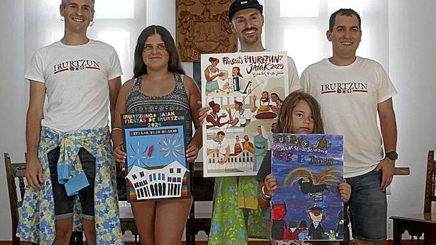 Los ganadores del concurso de carteles:  Usua Ongay, Ibai Viñas y Ari Burgos, recibieron sus premios  del alcade, Unai Razkin, y el edil Joseba Royo.