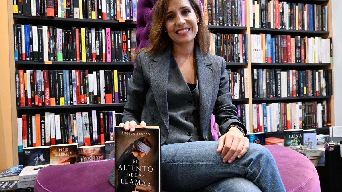 Ángela Banzas posa junto a su libro &#039;El aliento de las llamas&#039;.