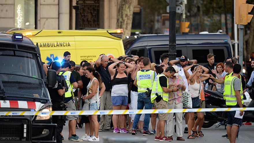 El centro de la capital catalana, atestado de vecinos, trabajadores y turistas, vivió momentos de caos tras el atentado de la Rambla.