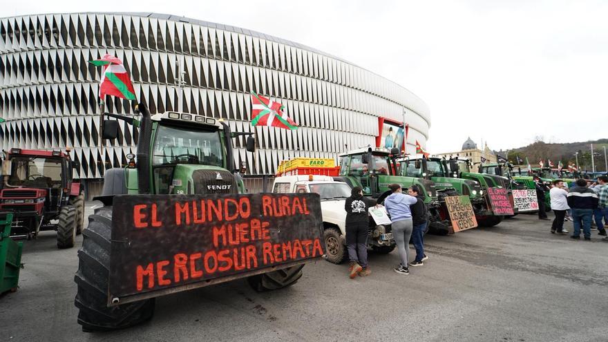 Agricultores y ganaderos llevan a las calles de Euskal Herria su enfado por el acuerdo de la UE con Mercosur