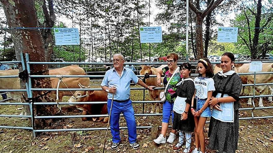 Juan Cruz y Nuria se encargaron de la mesa donde se apostó por el peso de Indomable.
