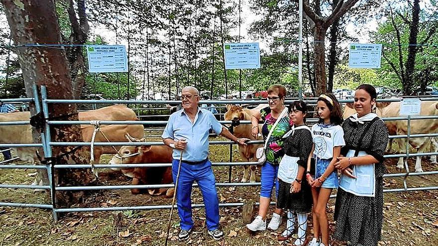 Juan Cruz y Nuria se encargaron de la mesa donde se apostó por el peso de Indomable.