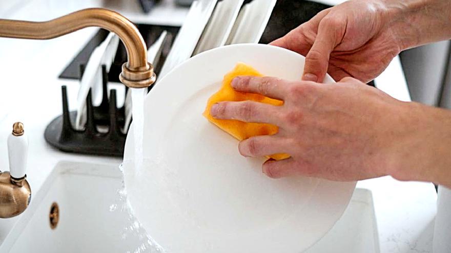 Adiós a escurrir los platos: el remedio de Leroy Merlin para espacios pequeños por menos de 20 euros