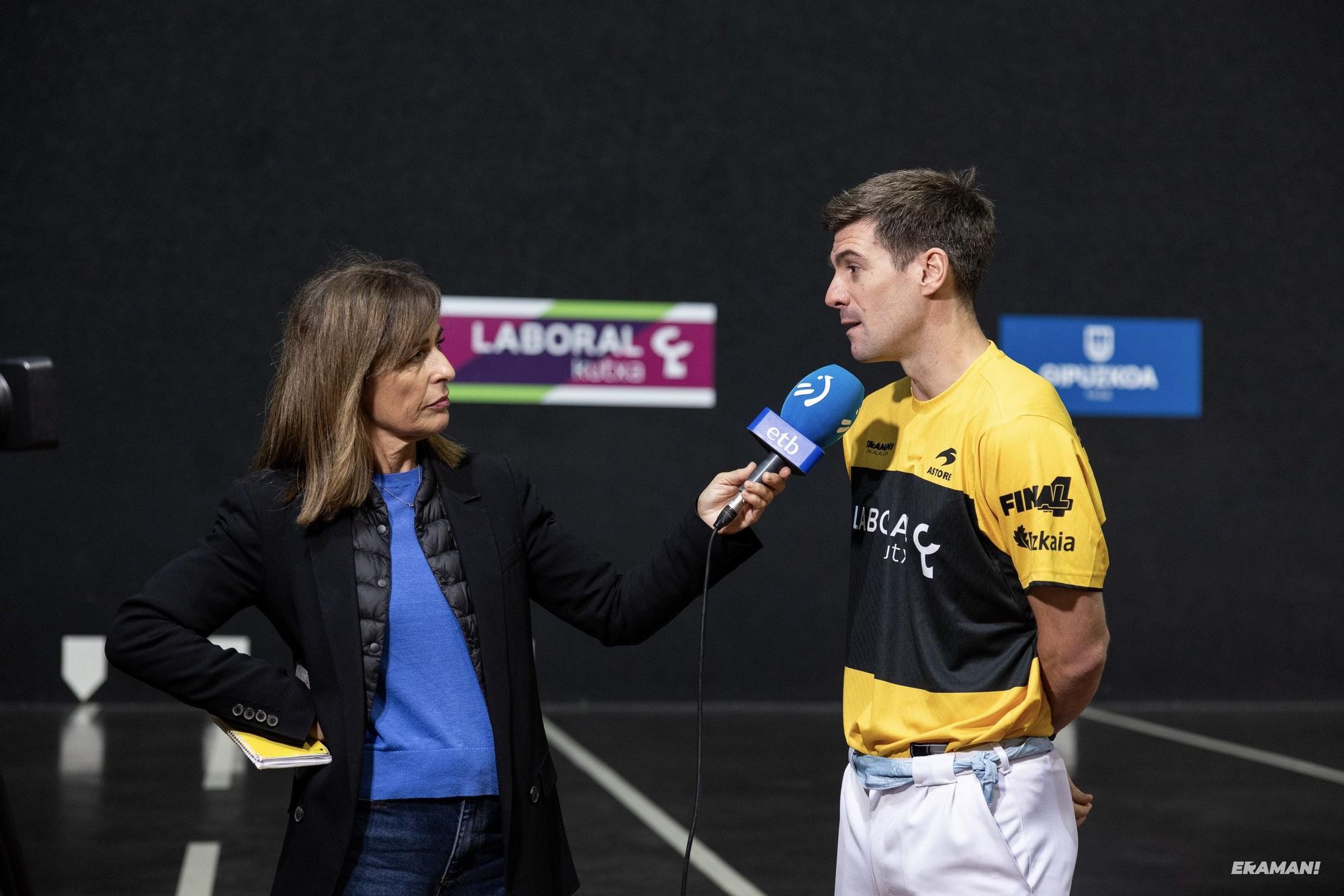 Barandika-López y Urreisti-Basque eligen material para la final de la Jai Alai League en el frontón Carmelo Balda de Donostia.