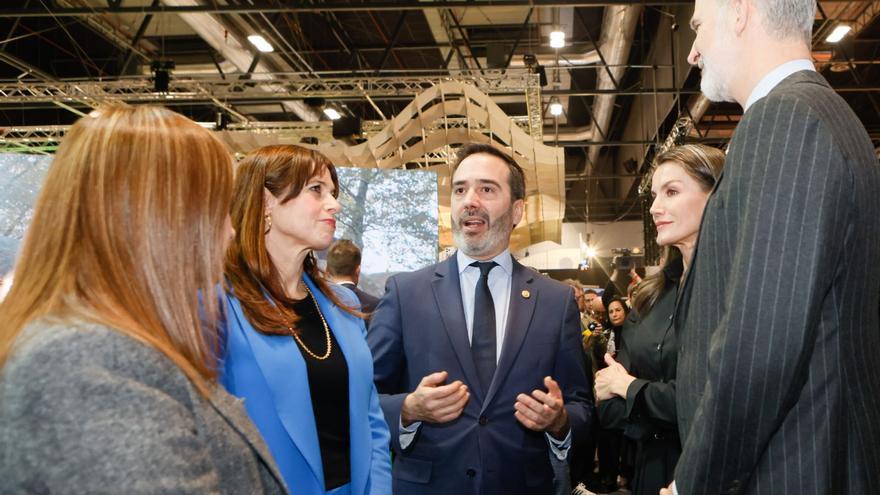 Maider Etxebarria entrega a los Reyes un libro del 3 de marzo durante su visita a FITUR