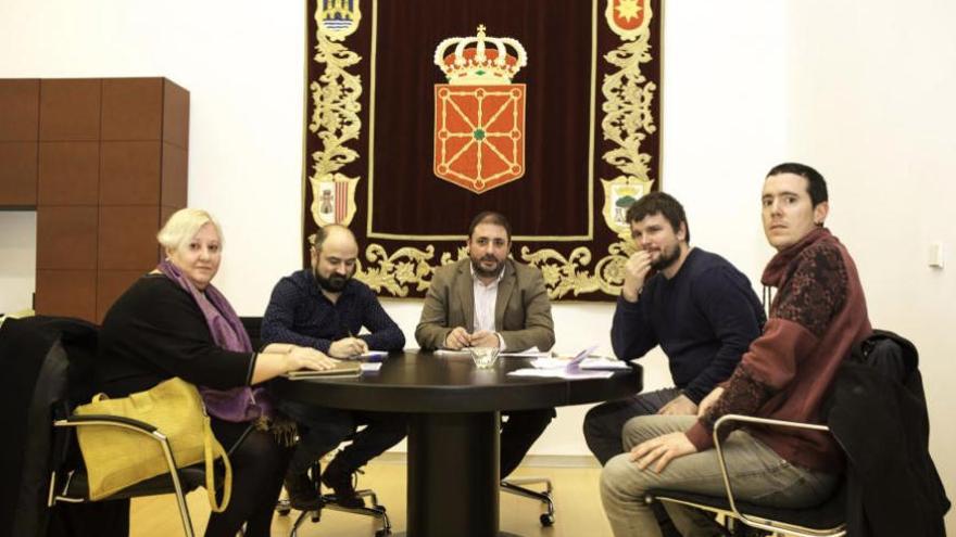 El Presidente del Parlamento de Navarra, Unai Hualde, con una representación de la Red de Personas Torturadas en Navarra, Mariló Gorostiaga, Oihan Ataun e Iker Araguas.