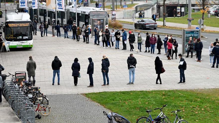 Cola ante un centro de vacunación en la ciudad austríaca de Salzburgo